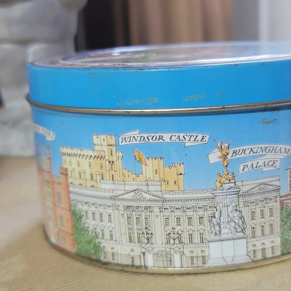 Authentic Vintage Bentley's of London Tin Famous London Landmarks 5.5